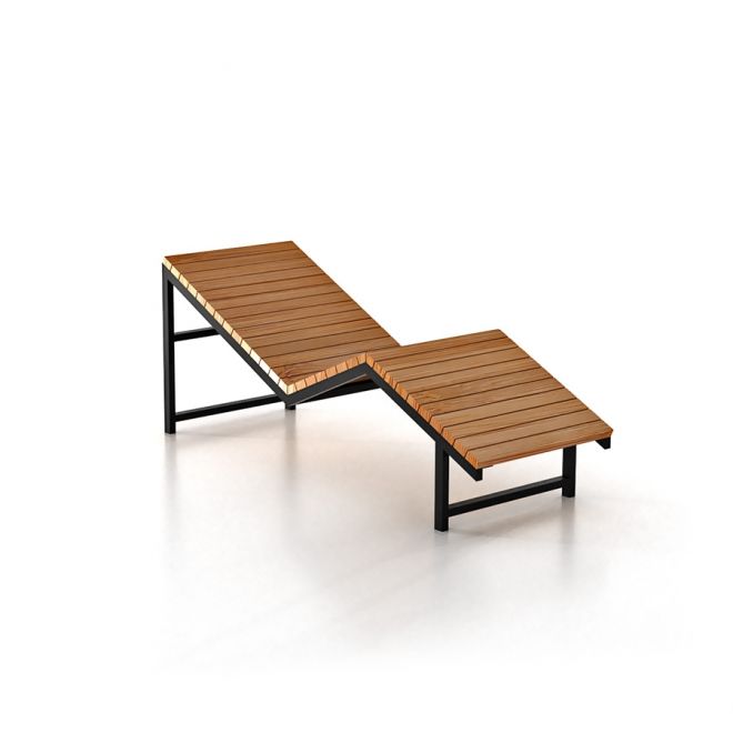 Saint-Tropez Deck Chair puutuoleilla ja mustalla metallirungolla.