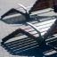 Kaksi Montpellier Deck Chair -aurinkotuolia puisella rakenteella.