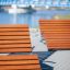 Puiset Montpellier Deck Chair -aurinkotuolit joen rannalla, taustalla sininen silta.