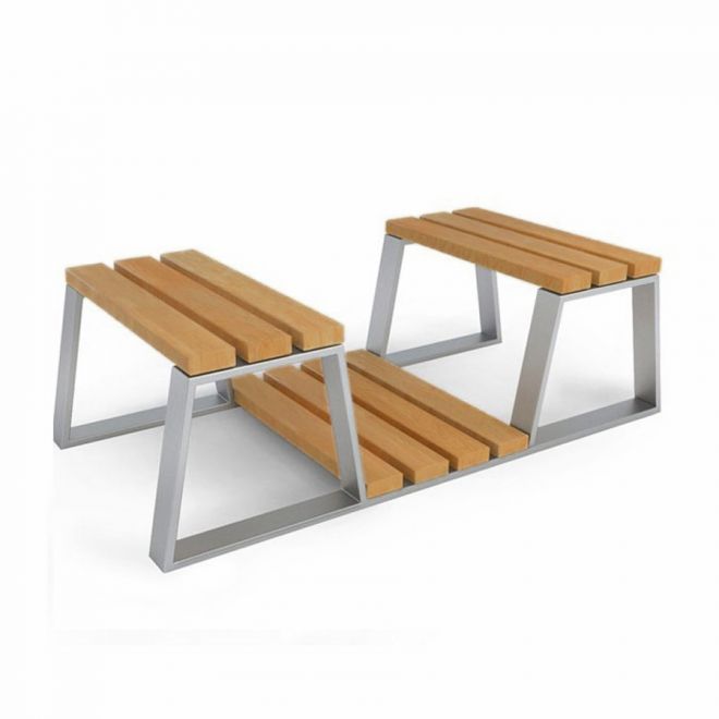 Moderni kaksiosainen penkki Tallin double Bench, jossa puinen istuin ja metallinen runko.