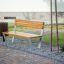 Puupenkki Ryga Bench w/ Backrest puistossa.