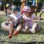 Lapset lukevat kirjaa Nature Swing Frame BNS+2 -keinussa.