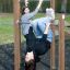 Kaksipylväinen voimisteluteline Pull Bars käytössä leikkikentällä.