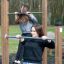 Naiset harjoittelevat ulkokuntosalilla Pull Bars -tangolla.