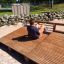 Mies istumassa Sit-ups Bench ulkokuntoiluvälineellä.