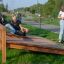 Puinen Sit-ups Bench lasten leikkipaikalla.