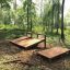 Sit-ups Bench metsäisessä ympäristössä.