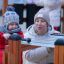 Aikuinen ja lapsi soittavat Xylophone soittimella ulkona.