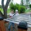 Lapset soittavat Xylophone-leikki-soitinta ulkona.