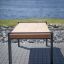 Thor table järven rannalla puistossa.