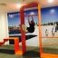 Mies harjoittelee oranssilla Ribbon Fitness II -voimaharjoittelulaitteella.