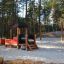 Punainen Juna-leikkijuna leikkipuistossa metsäympäristössä.