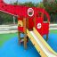 Punainen ja keltainen Helicopter-leikkipuiston liukumäki ja kiipeilyteline.