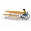 Esteettisesti suunniteltu All Accessible Table & Bench pyörätuolia käyttävälle henkilölle.