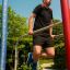Mies treenaamassa Scala Training Set -kuntoilulaitteella ulkona.