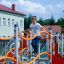 Poika leikkimässä Ursa Maior -leikkipuiston kiipeilytelineellä.
