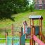 Epsilon-leikkipuiston puiset kiipeilytelineet ja liukumäki lapselle.