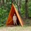 Tipi Nature - puinen leikkiteltta metsässä lapsen kanssa.