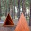 Tipi Nature - puiset leikkimökit metsässä lasten leikkeihin.