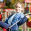 Lapsi käyttää Nature Swing 5m -keinu leikkikentällä.