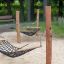 Kaksi Double Hammock -riippumattoa puistossa hiekka-alustalla.
