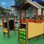 Omega Accessible Playground - esteellinen ja värikäs leikkirakenne, jossa on pelielementtejä ja katt
