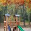 Leikkikenttävaruste Mini Play Modern Nature syksyisessä puistossa.
