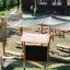 Outdoor Classroom - ulkona sijaitseva oppimisalue puisilla penkeillä, aurinkosuojilla, liitutaululla