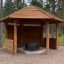 Puisinen gazebo metsässä.