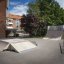Quarter-pipe korkea ja kaksipuolinen ramppi ulkona.