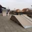 Skeittiparkki Quarter-pipe korkea rampilla ja lapset leikkimässä.