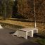 Quarter-pipe tupla iso skeittipuistossa metsän reunalla.