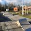 Skateparkin Spine-ramppi ma aurinkoisena päivänä.