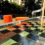 HPL Bench Chess and ludo game ulkokäyttöön suunniteltu peli-istuin oransseilla istuimilla.