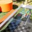 HPL Bench Chess and ludo game ulkokäyttöön, jossa shakki- ja ludo-pelilaudat istuinosalla.