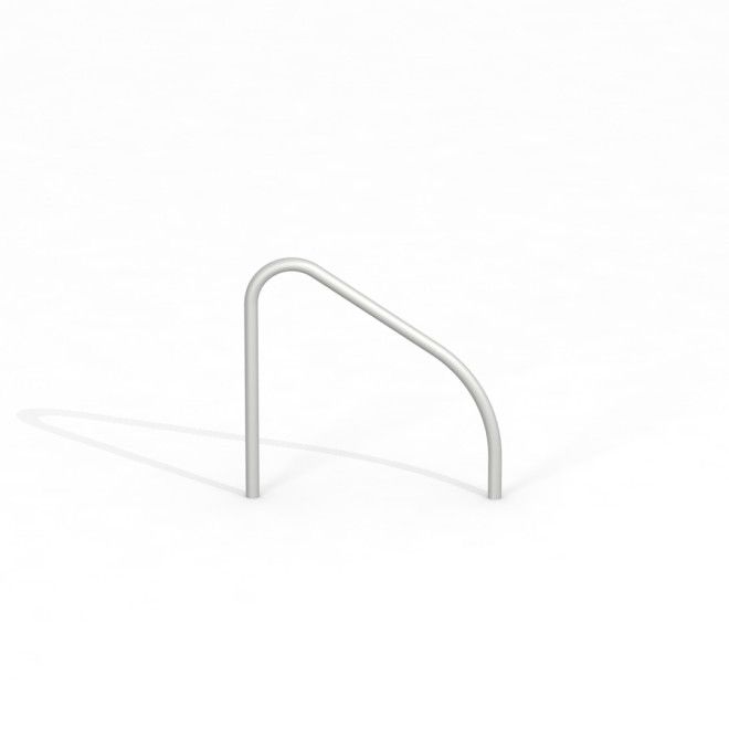 Slanted bicycle stand valkoisella metallilla leikkipuiston varusteena.