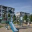 Young explorer with a climbing wall - lasten leikkiteline liukumäellä ja kiipeilyseinällä kerrostalo