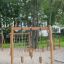 Liaanit-leikkikentän kiipeilyteline metsämaisemassa.