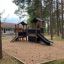 Leikkipaikka Ritarin linna natur metsäisessä ympäristössä.