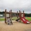 Leikkikenttä Pikku leikki, jossa on liukumäki ja kiipeilyseinä.