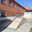 Quarter-Pipe korkea iso betonipihalla tiilirakennuksen edessä.