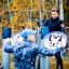 Ulkokuntoilusetti 7 ulkokuntosalilla, kaksi ihmistä käyttämässä kuntoilulaitteita metsämaisemassa.