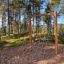 Verkkoseinä leikkikentällä metsässä.
