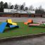 Värikkäät Lounge lepotuolit ulkona keinonurmikolla.