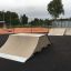 Kaksinkertainen quarter-pipe tupla ulkona skeittipuistossa.