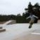 Poikamainen skeittihyppy Hyppy-ramppi -skateparkin rampilla.