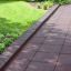 Rubber Tiles 55 pehmeä kumilaatta leikkipaikan reunassa nurmikon vieressä.