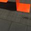 Rubber Tiles 75 lattialaatat oranssin laudan alla.