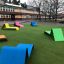 Värikkäät Lounge anrinkotuoli -tuolit ulkona nurmikolla koulun pihalla.