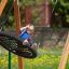 Lapsi leikkimässä Bird Nest Swing with Tower (BNS 90 cm) -keinussa.